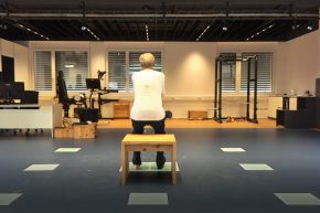 Der Sit-to-Stand Test für die Muskelkraft bei Alltagsbewegungen / Foto: Sporttherapie Huber Und Mair